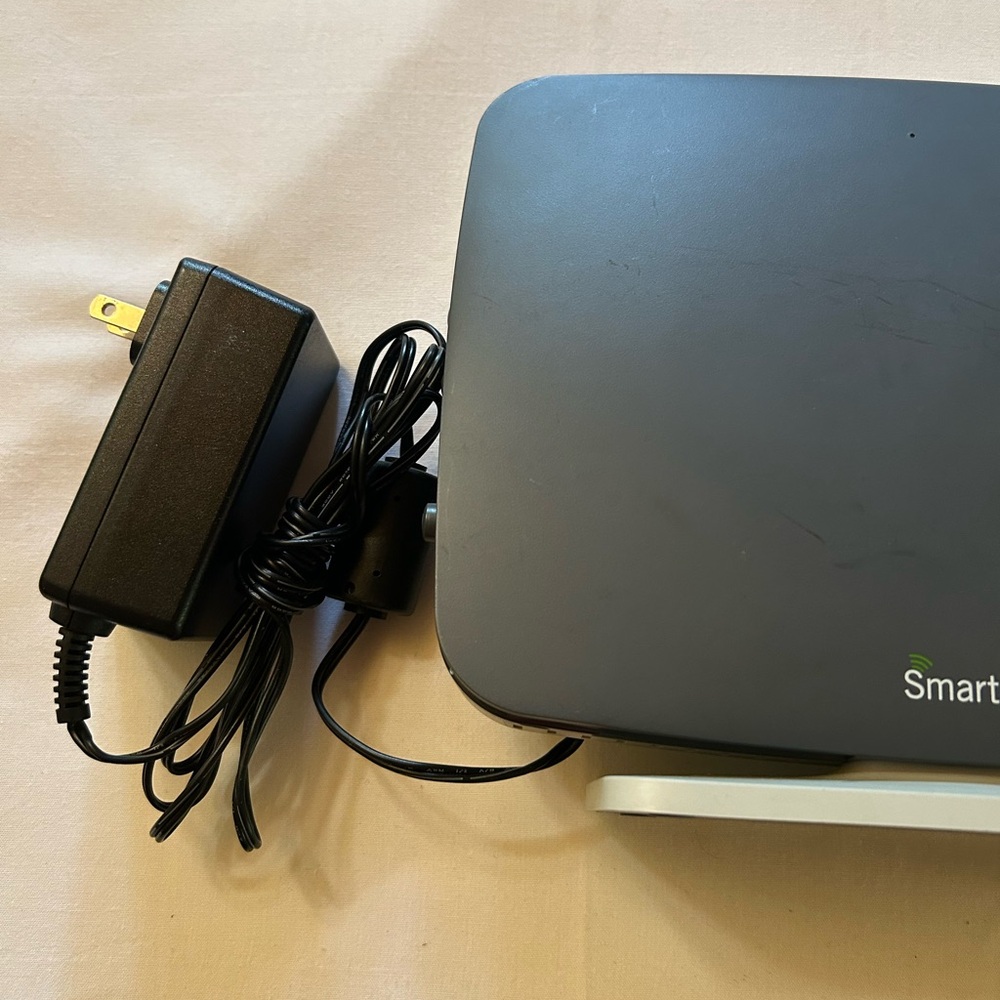 Black Wireless Router - Picture 2 of 7